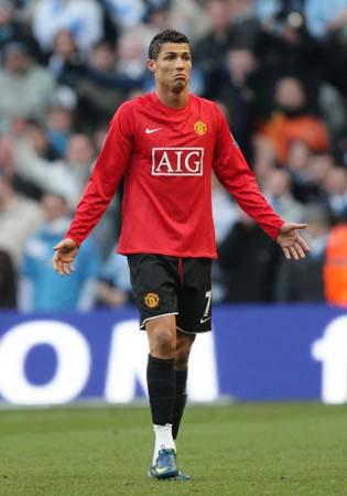 皇马点球让球迷愤怒，众记者也齐批：太丢人，姆巴佩不该罚进（皇马争议点球惹怒球迷，记者集体抨击：太丢人，姆巴佩不该将点球罚中）