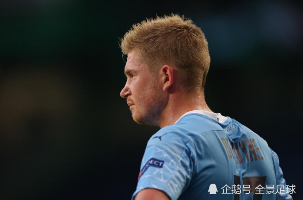 足球巴萨主帅称赞中场新核：不可替代（巴萨主帅力挺中场新核 称其不可或缺）