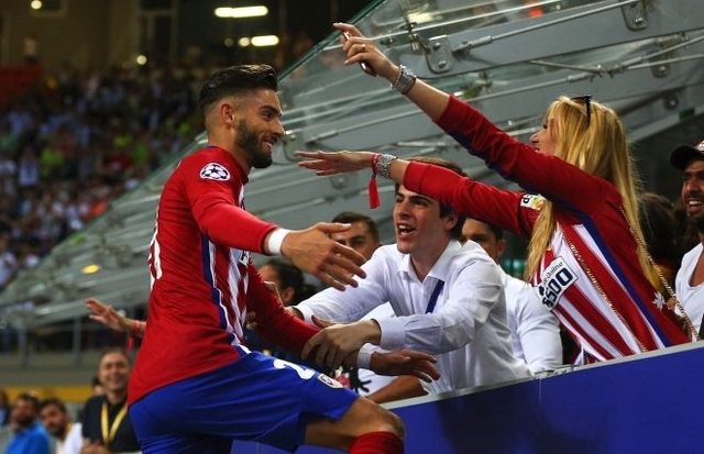 欧冠半场：里奥斯乱战破门，本菲卡暂1-0那不勒斯（欧冠半场：里奥斯混战建功，本菲卡暂以1-0领先那不勒斯）