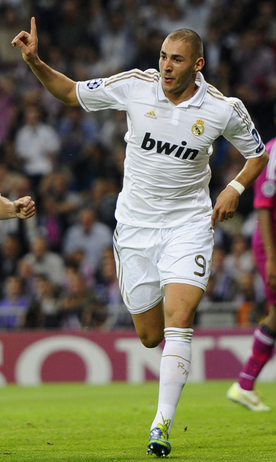 世俱杯夺冠赔率：巴黎1赔2.37领跑 皇马紧追（世俱杯夺冠赔率：巴黎1赔2.37居首，皇马紧随其后）