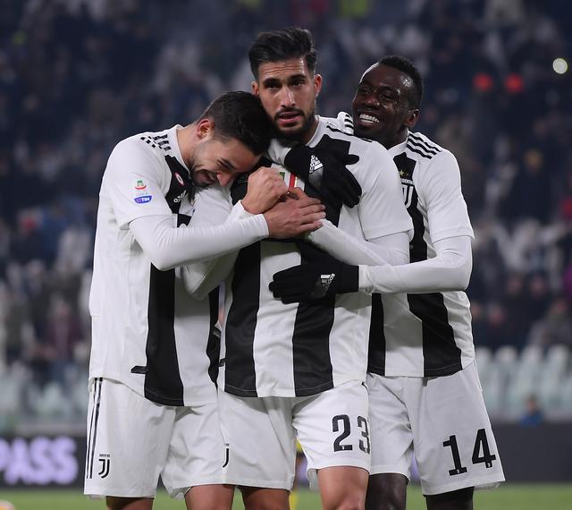 英超15轮阿森纳1-2负维拉仍居榜首，曼城3-0胜桑德兰紧追（英超第15轮：阿森纳1-2不敌维拉仍领跑，曼城3-0胜桑德兰紧追其后）