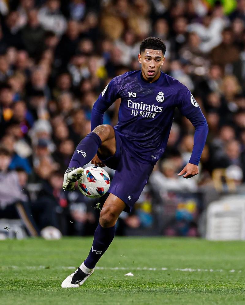 他真把足球踢成艺术了（他把足球踢出了艺术境界）